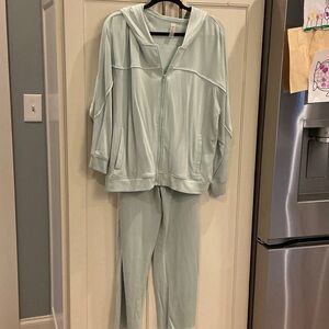 Mono b Ladies 2 piece lounge set. Mint green. Size medium